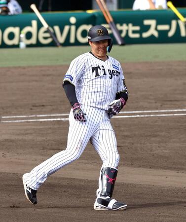 　シート打撃で本塁打を放ち、ほほ笑む大山（撮影・山口登）