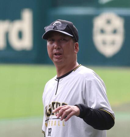 　シート打撃後の藤川監督（撮影・北村雅宏）