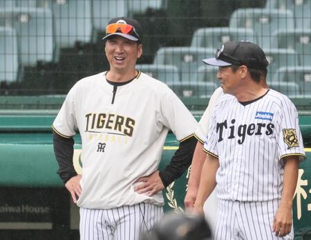 　シート打撃を見る藤川監督（撮影・田中太一）