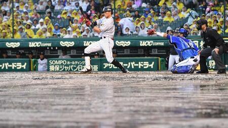 　３回、空振り三振に倒れる糸井＝１７年１０月１５日