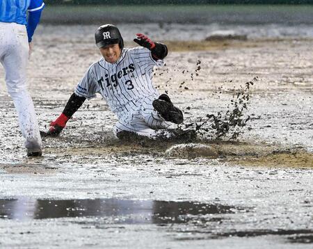 　６回、二塁打を放ち、滑り込む大山＝１７年１０月１５日