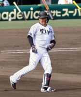 　シート打撃で本塁打を放ち、ほほ笑む大山（撮影・山口登）