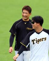 　練習中、笑顔を見せる岩崎（左）＝撮影・山口登