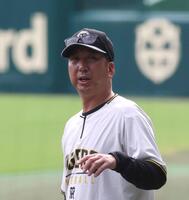 　シート打撃後の藤川監督（撮影・北村雅宏）