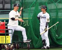 　シート打撃前、藤川監督（左）は近本に声をかける（撮影・山口登）