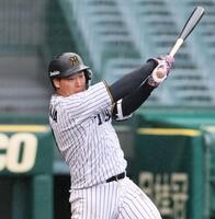 　右前へ安打を放つ大山（撮影・田中太一）