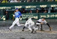 　７回、梶谷は梅野の悪送球で出塁しチャンスを作る＝１７年１０月１５日
