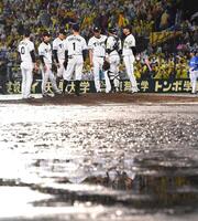 　７回、５点を奪われ降板する桑原＝１７年１０月１５日