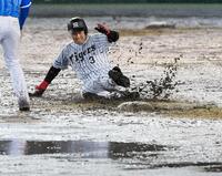 　６回、二塁打を放ち、滑り込む大山＝１７年１０月１５日