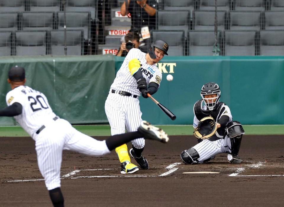 　シート打撃でデュプランティエから右中間に本塁打を放つ佐藤輝（撮影・山口登）