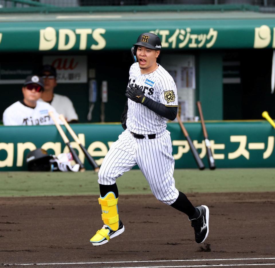 　シート打撃で本塁打を放ち一塁へ向かう佐藤輝（撮影・山口登）