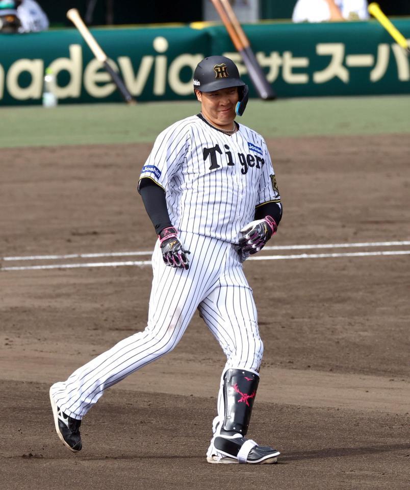 　シート打撃で本塁打を放ち、ほほ笑む大山（撮影・山口登）