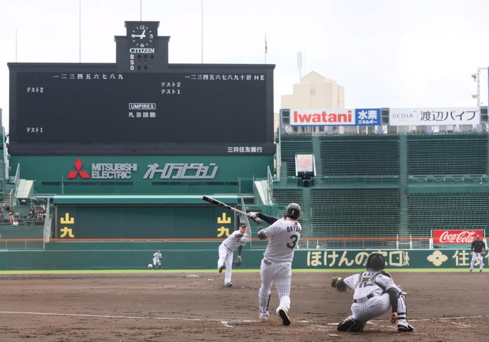 　シート打撃で安打性の当たりを放つ大山（３）＝撮影・北村雅宏