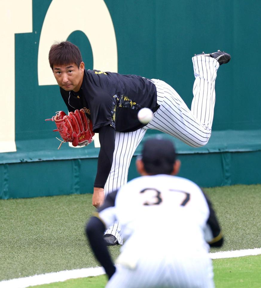 　キャッチボールする岩崎（撮影・山口登）