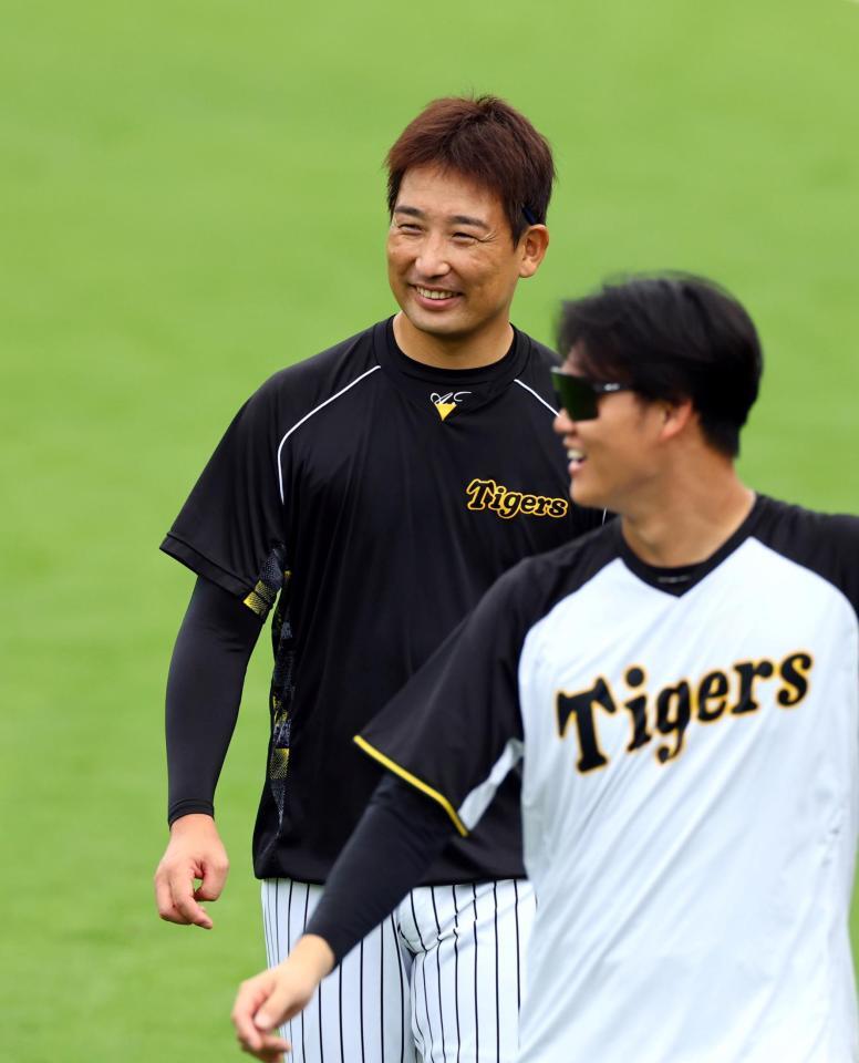 　練習中、笑顔を見せる岩崎（左）＝撮影・山口登