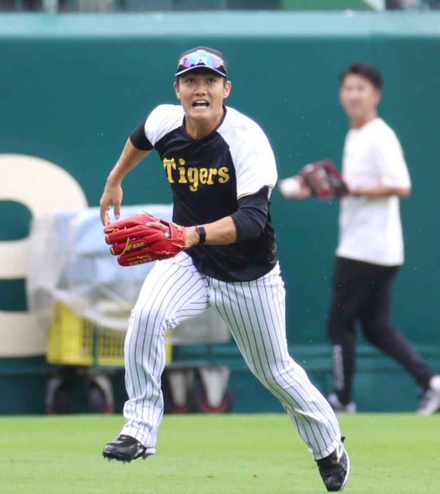 　外野で打球を追いかける西純（撮影・北村雅宏）