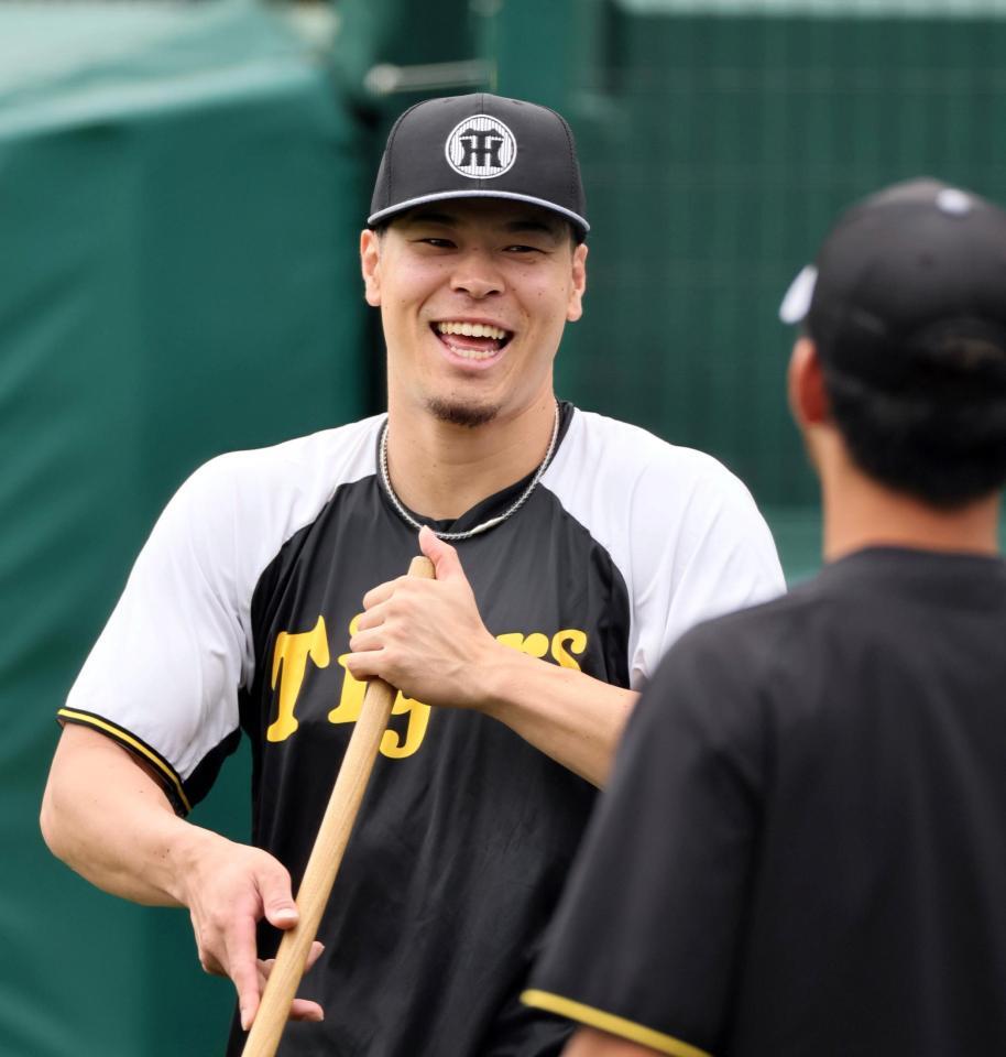 　練習前、笑顔を見せる佐藤輝（撮影・田中太一）