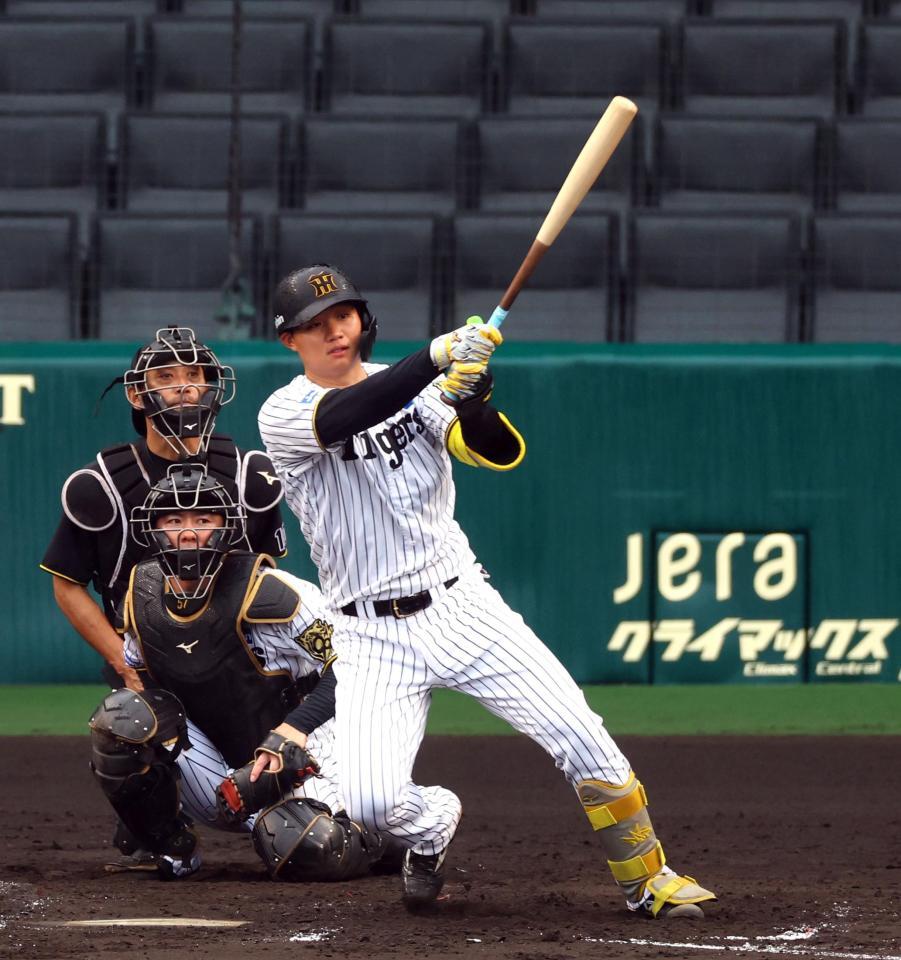 　シート打撃で左前打を放つ森下（撮影・山口登）