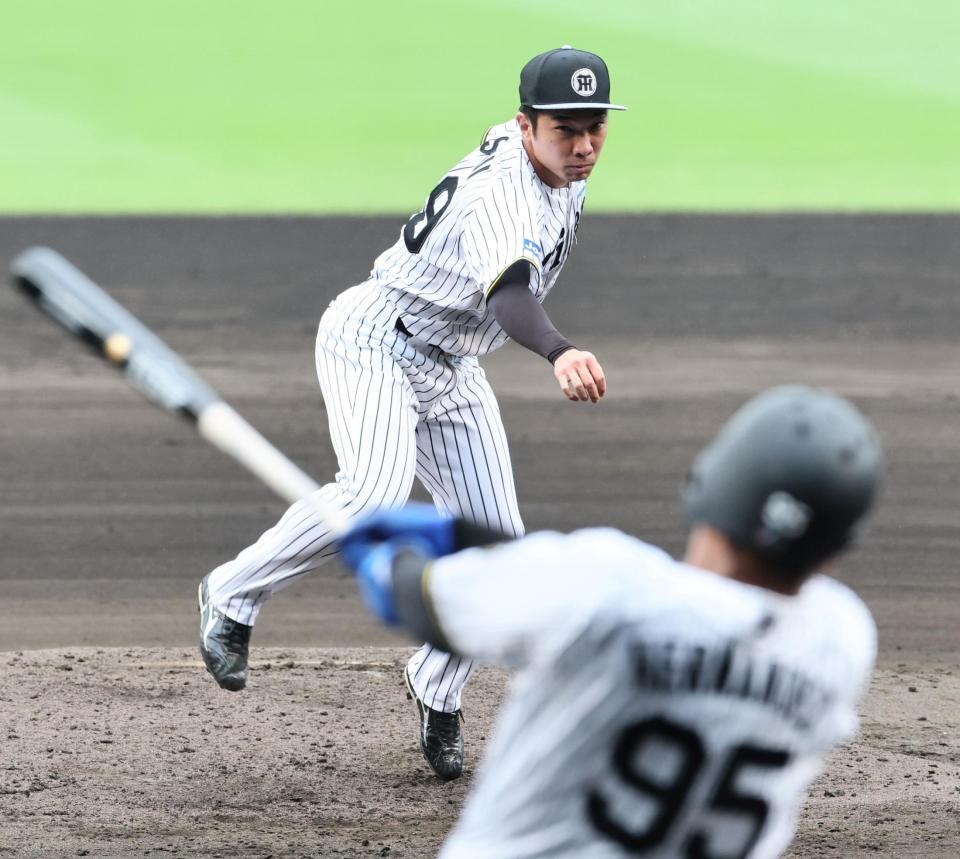 　ヘルナンデス（手前）に適時打を許す石井（撮影・田中太一）