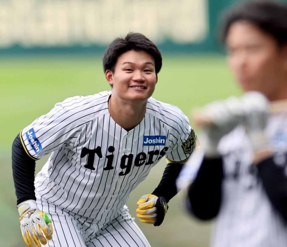 　シート打撃前、屈伸をして準備する森下（撮影・田中太一）