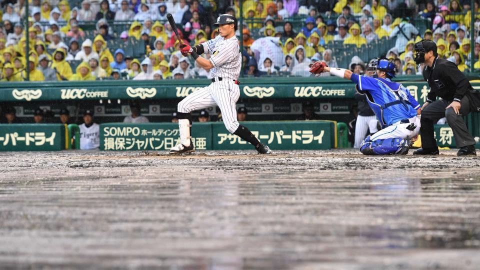 　３回、空振り三振に倒れる糸井＝１７年１０月１５日