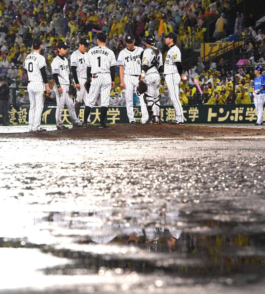 　７回、５点を奪われ降板する桑原＝１７年１０月１５日