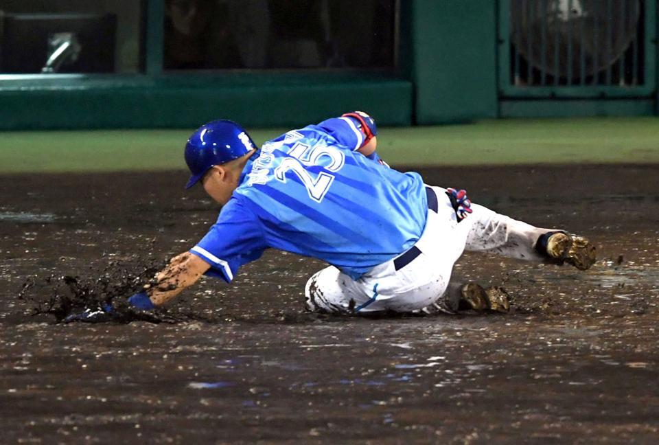 　５回、筒香は胸元を攻められグラウンドに倒れ込む＝１７年１０月１５日