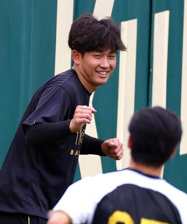 　練習中、笑顔を見せる伊原（撮影・山口登）