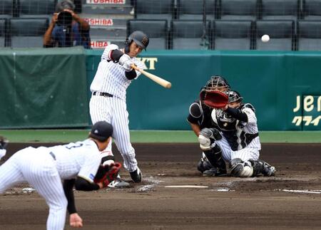 　シート打撃で左翼線に二塁打を放つ小幡（投手・岩崎、捕手・梅野）＝撮影・山口登