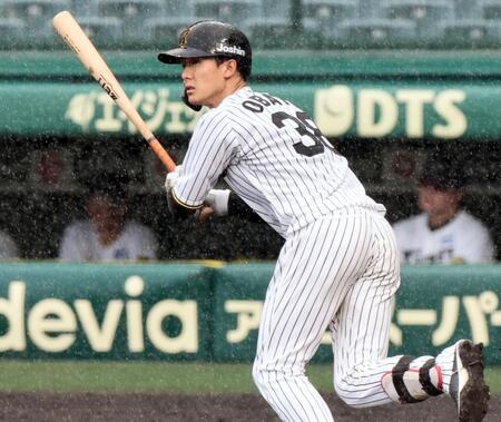 　雨が降る中、安打を放つ小幡（撮影・田中太一）