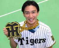 持参した虎メダルを手にする桃田賢斗（撮影・堀内翔）