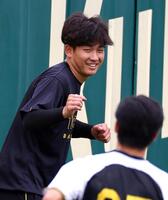 　練習中、笑顔を見せる伊原（撮影・山口登）