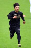 　ダッシュする伊原（撮影・山口登）