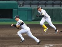 　石井はシート打撃で佐藤輝を二ゴロに打ち取る（撮影・山口登）