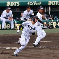 　シート打撃で二塁打を放ちベースを回る小幡（撮影・山口登）