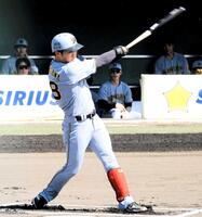　１回、二塁打を放つ中川（撮影・滋野航太）