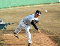 　試合後もブルペンで投げ込む石黒