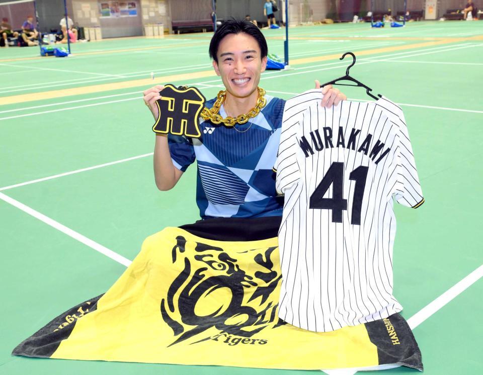 　持参した愛用の虎グッズを手に、エールを送る桃田賢斗（撮影・堀内翔）