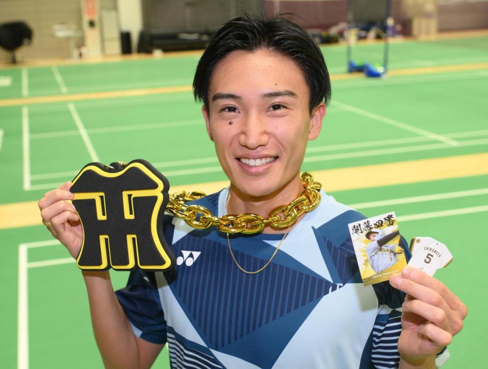 持参した虎メダルと森下翔太、近本光司のグッズ手にする桃田賢斗（撮影・堀内翔）