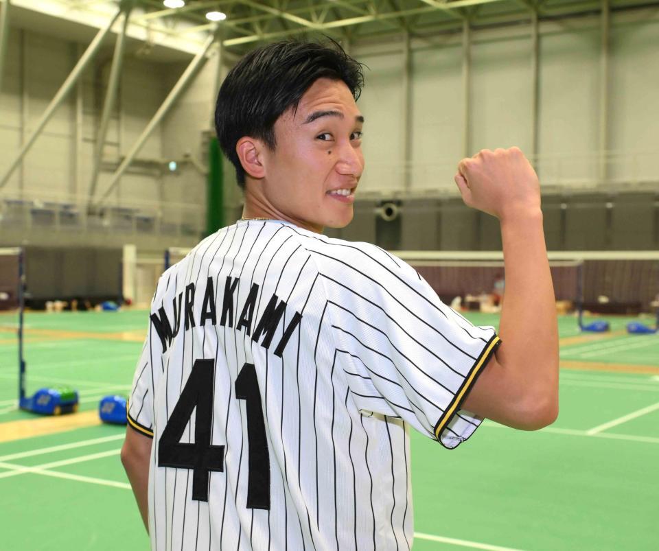 阪神・村上頌樹のユニホームを着てポーズを決める桃田賢斗（撮影・堀内翔）