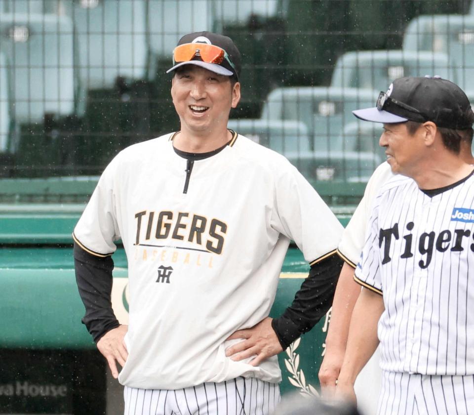 　シート打撃を見守る藤川監督（撮影・田中太一）