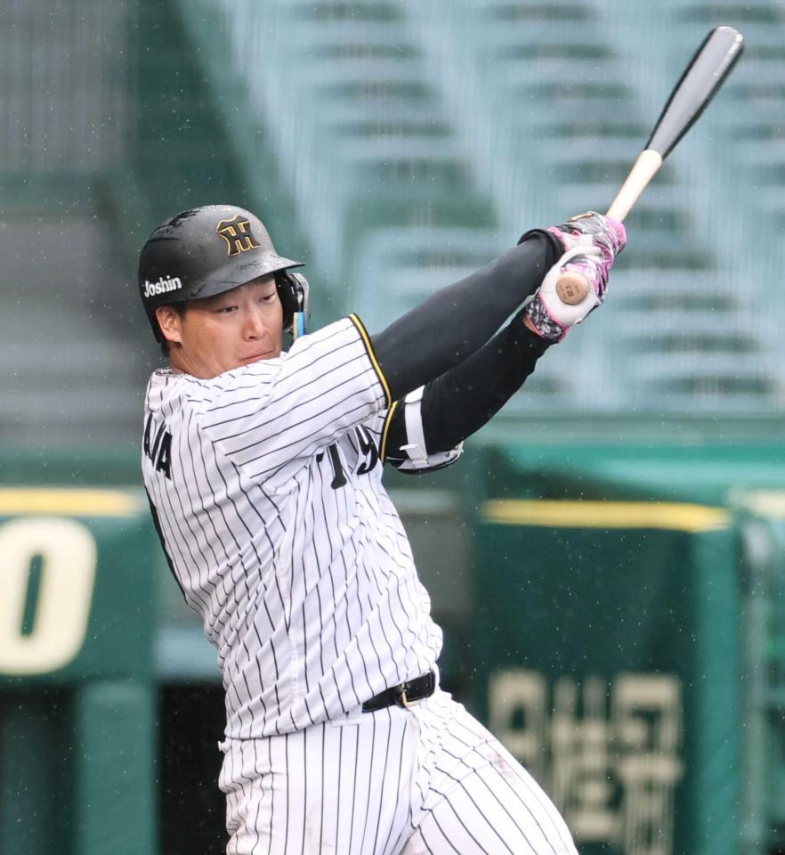 　右前打を放つ大山（撮影・田中太一）