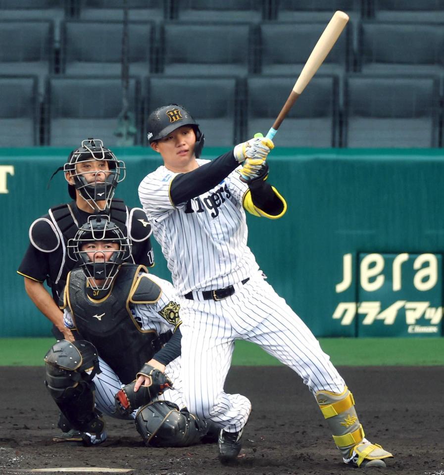 　シート打撃で左前打を放つ森下（撮影・山口登）