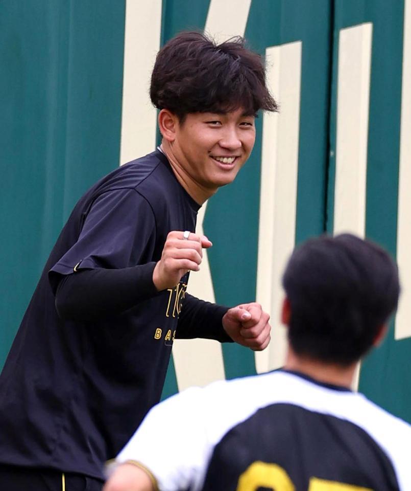 　練習中、笑顔を見せる伊原（撮影・山口登）