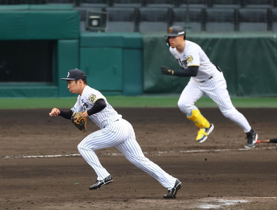 　石井はシート打撃で佐藤輝を二ゴロに打ち取る（撮影・山口登）