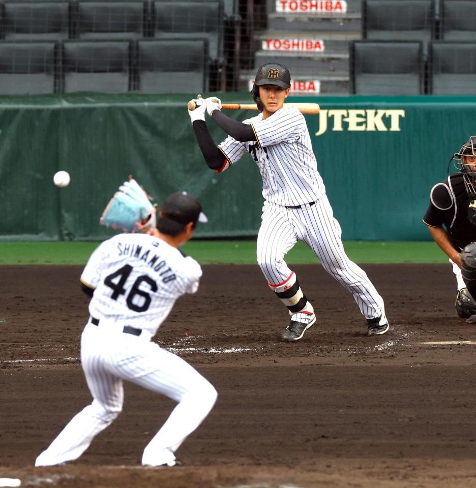　シート打撃で中前に適時打を放つ小幡（投手・島本）＝撮影・山口登