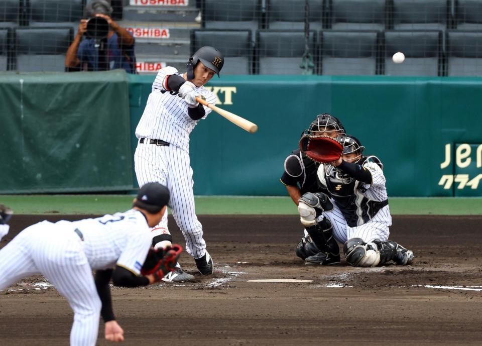 　シート打撃で左翼線に二塁打を放つ小幡（投手・岩崎、捕手・梅野）＝撮影・山口登