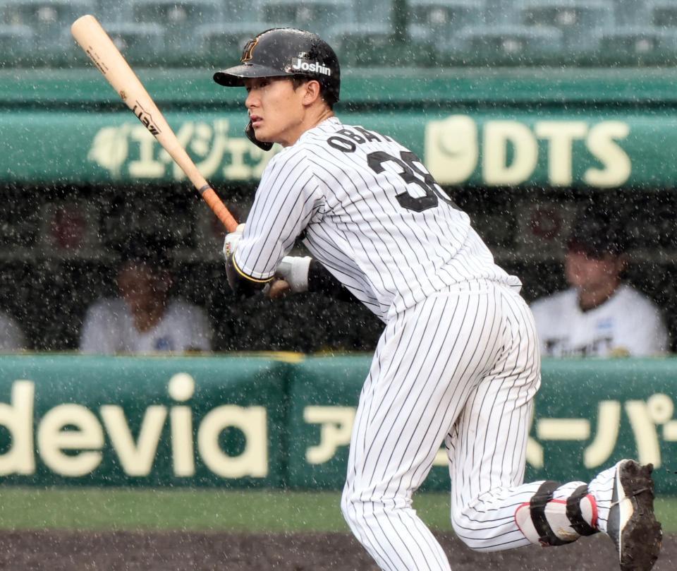 　雨が降る中、安打を放つ小幡（撮影・田中太一）