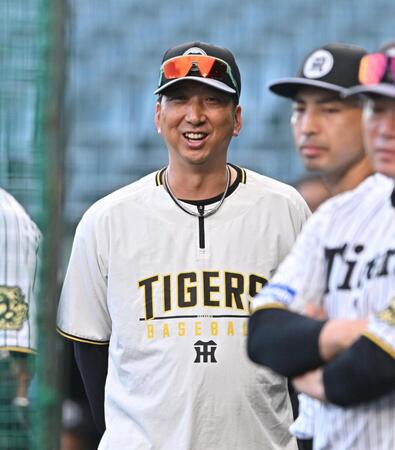 　笑顔で練習を見る藤川監督（撮影・西田忠信）