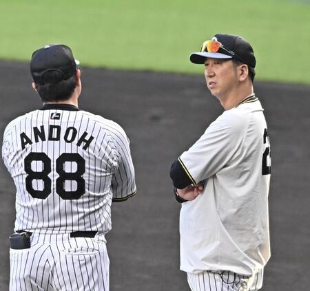 　シート打撃を終え、安藤コーチ（左）と言葉を交わす藤川監督（撮影・西田忠信）